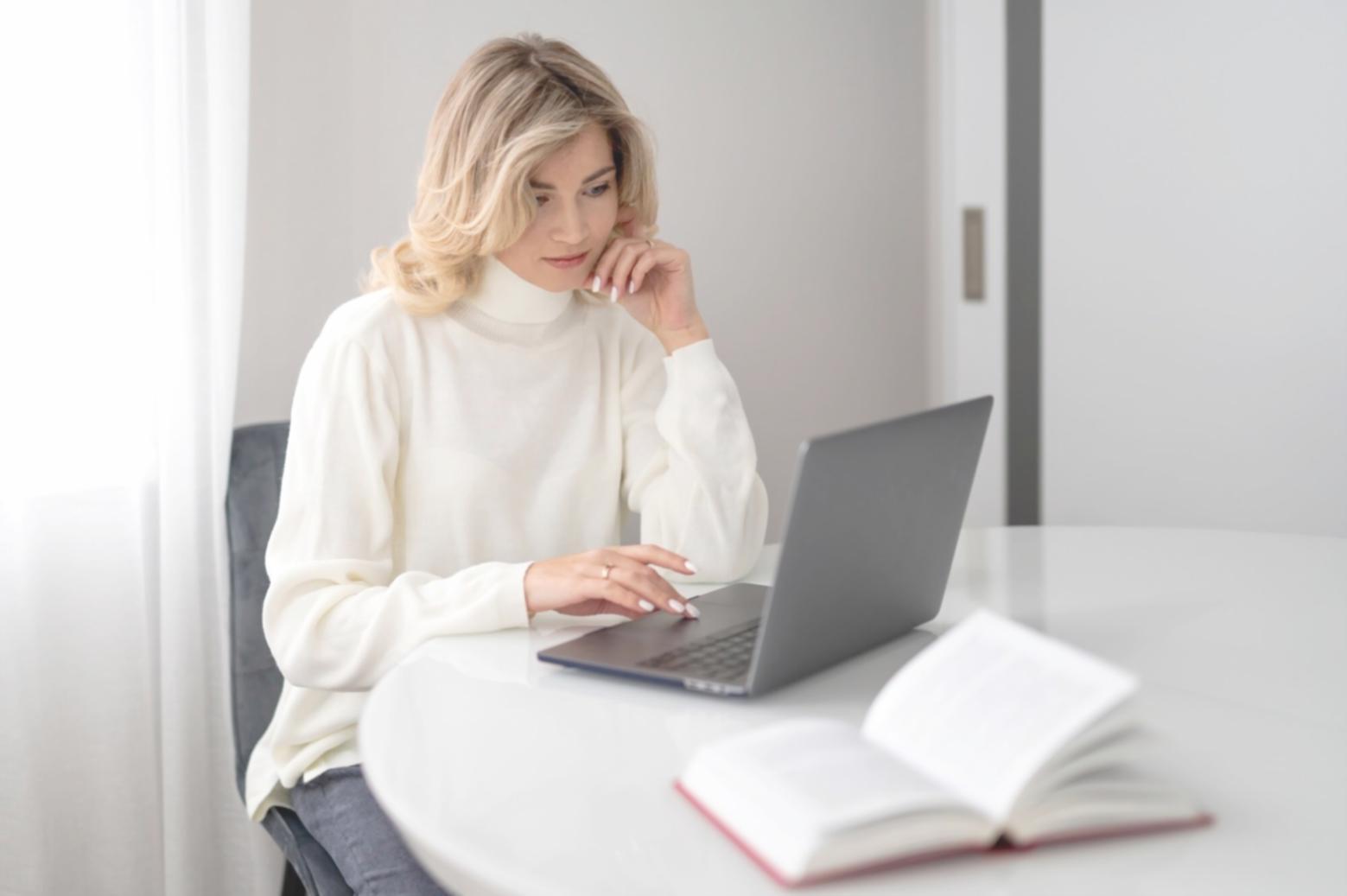 Ambiente di apprendimento moderno con postazioni tecniche avanzate